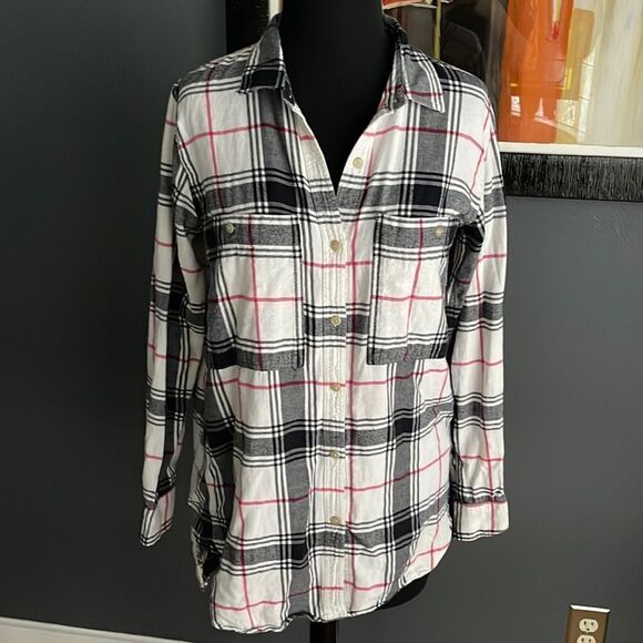 GAP black/white/red plaid flannel button down shirt. Small. - Picture 1 of 6
